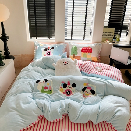 91家纺网 家纺一手货源 找家纺 （总）柚子YOUTH 2024新款牛奶绒四件套-三小只毛巾绣系列