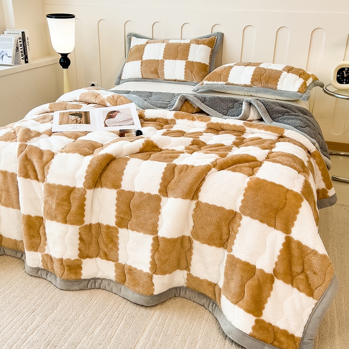 91家纺网 家纺一手货源 找家纺 慕木家纺 2025新款A类北极绒棋盘格三层夹棉双面毛毯 三层夹棉毛毯-棋盘格奶油咖+灰