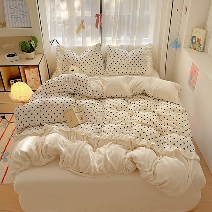 91家纺网 家纺一手货源 找家纺 山茶家纺 2024新款高克重牛奶绒印花花边四件套-场景二 大花边-婉约-波点