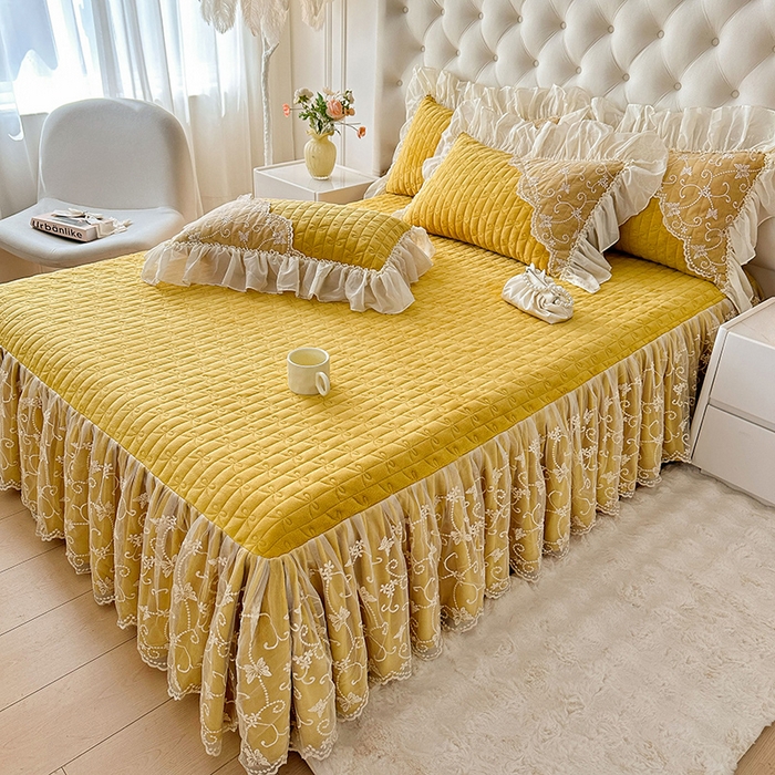 91家纺网 家纺一手货源 找家纺 罗艺轩 2024新款高克重牛奶雪纺边床裙三件套-羽蝶 嫩黄