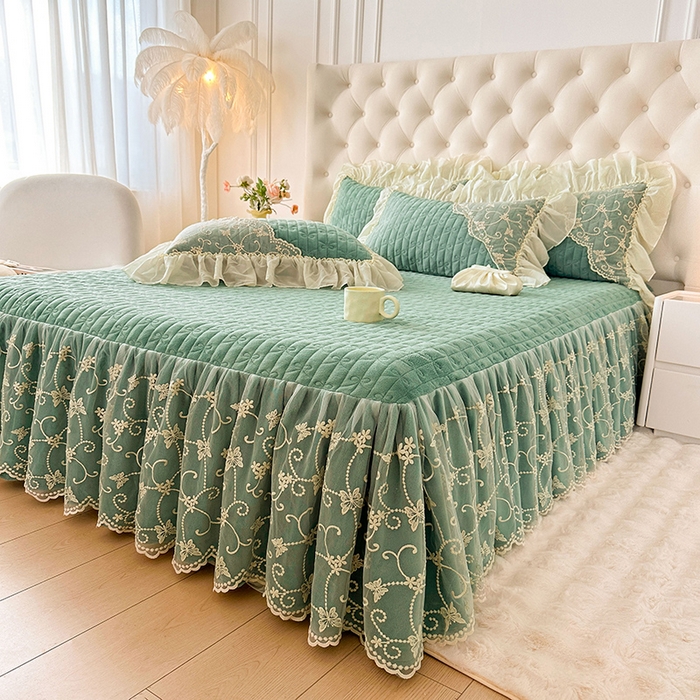 91家纺网 家纺一手货源 找家纺 罗艺轩 2024新款高克重牛奶雪纺边床裙三件套-羽蝶 豆绿