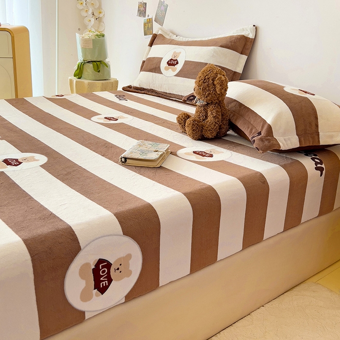 91家纺网 家纺一手货源 找家纺 大柏树 2025新款A类高克重亲肤舒适牛奶绒印花四件套-单床笠可定制 布琪小熊-咖