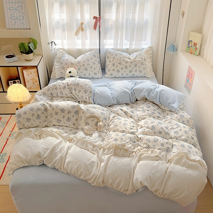 91家纺网 家纺一手货源 找家纺 山茶家纺 2024新款高克重牛奶绒印花花边四件套-场景二 大花边-婉约-蓝