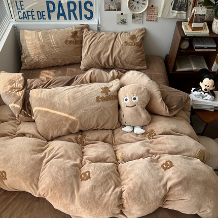 91家纺网 家纺一手货源 找家纺 （总）原素 2024饼干人毛巾绣牛奶绒四件套