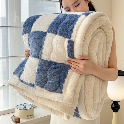 91家纺网 家纺一手货源 找家纺 慕木家纺 2025新款A类北极绒棋盘格三层夹棉双面毛毯 三层夹棉毛毯-棋盘格深海蓝+白