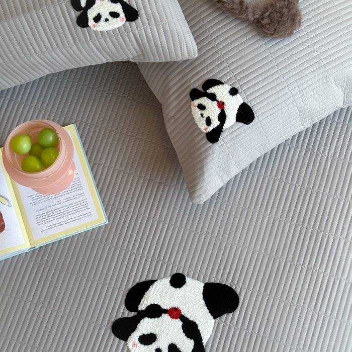 91家纺网 家纺一手货源 找家纺 三味舒屋 2024新款萌系卡通毛巾绣夹棉床笠 熊猫卡卡灰