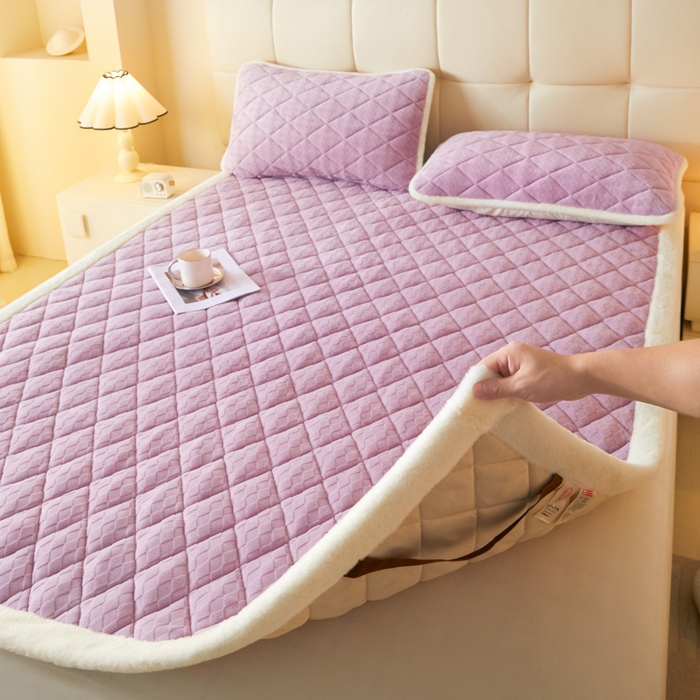 91家纺网 家纺一手货源 找家纺 鑫钰 2024新款菱形格牛奶绒宝宝绒烂花床褥 菱形格-浅紫