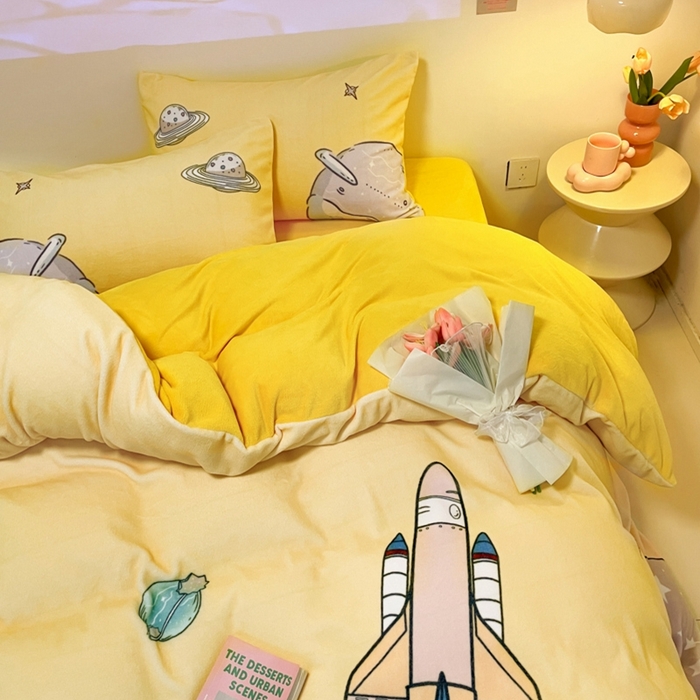 91家纺网 家纺一手货源 找家纺 新方向 2025新款全消光A类儿童牛奶绒四件套-飞行游 飞行游-黄