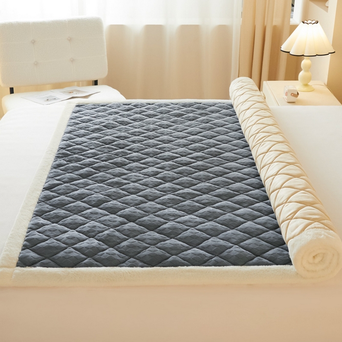 91家纺网 家纺一手货源 找家纺 鑫钰 2024新款菱形格牛奶绒宝宝绒烂花床褥 菱形格-深灰