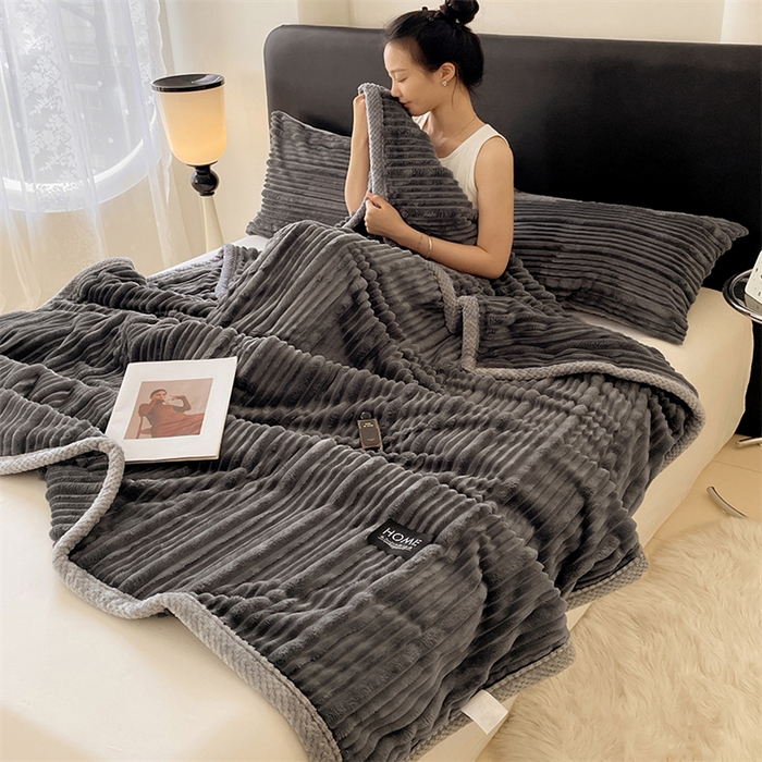 91家纺网 家纺一手货源 找家纺 梦舒羽 2025新款子母条兔毛绒毛毯宿舍牛奶绒小被毯 深灰