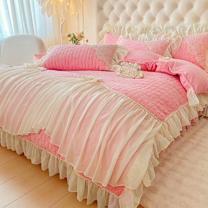 91家纺网 家纺一手货源 找家纺 罗艺轩 2024新款高克重牛奶雪纺边床裙四件套-羽蝶 少女粉