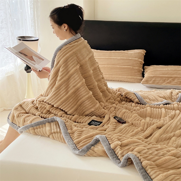 91家纺网 家纺一手货源 找家纺 梦舒羽 2025新款子母条兔毛绒毛毯宿舍牛奶绒小被毯 卡其色