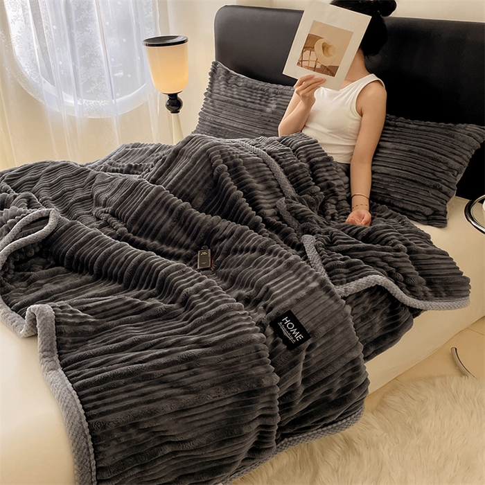 91家纺网 家纺一手货源 找家纺 梦舒羽 2025新款子母条兔毛绒毛毯宿舍牛奶绒小被毯 深灰