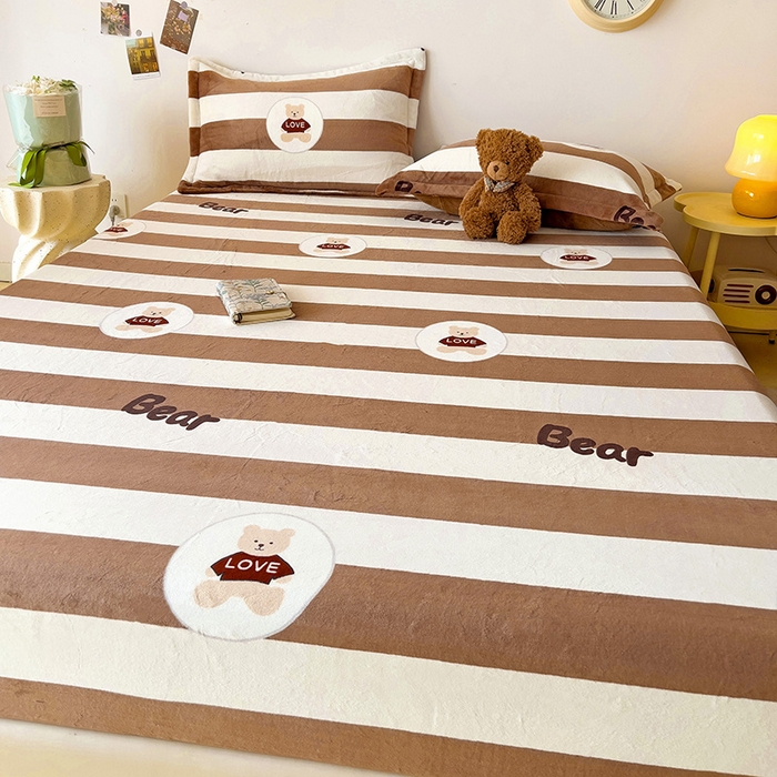 91家纺网 家纺一手货源 找家纺 大柏树 2025新款A类高克重亲肤舒适牛奶绒印花四件套-单床笠可定制 布琪小熊-咖