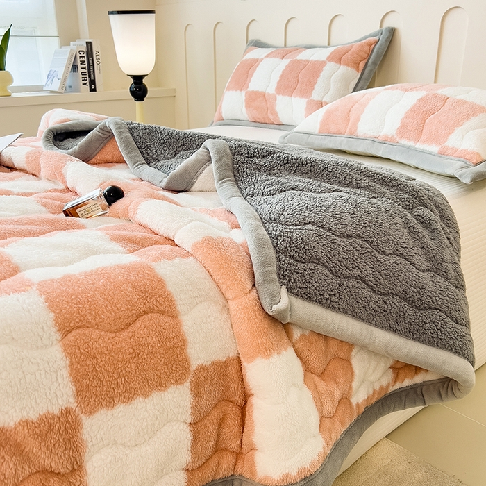 91家纺网 家纺一手货源 找家纺 慕木家纺 2025新款A类北极绒棋盘格三层夹棉双面毛毯 三层夹棉毛毯-棋盘格玉粉+灰