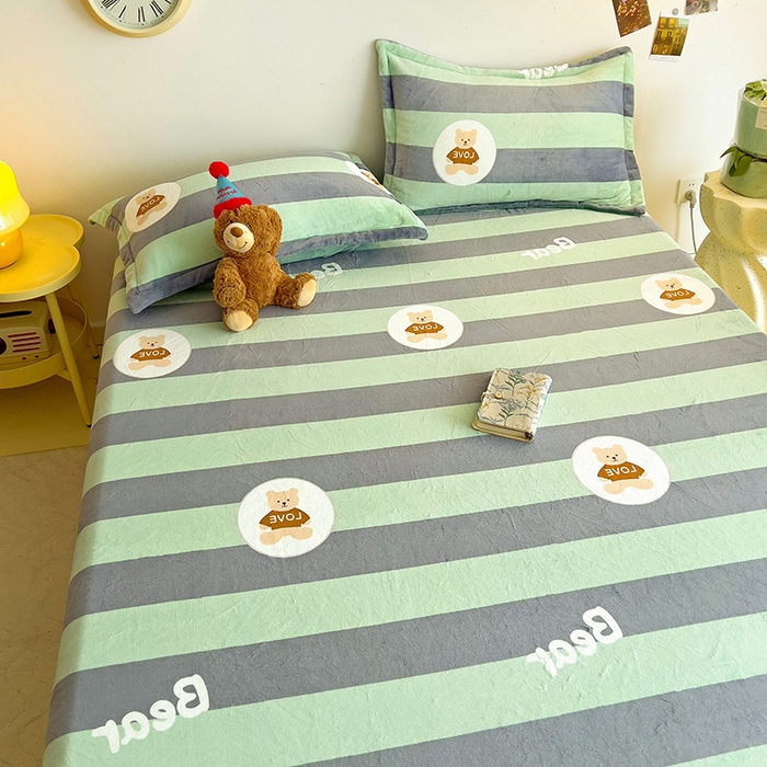 91家纺网 家纺一手货源 找家纺 大柏树 2025新款A类高克重亲肤舒适牛奶绒印花四件套-单床笠可定制 布琪小熊-绿