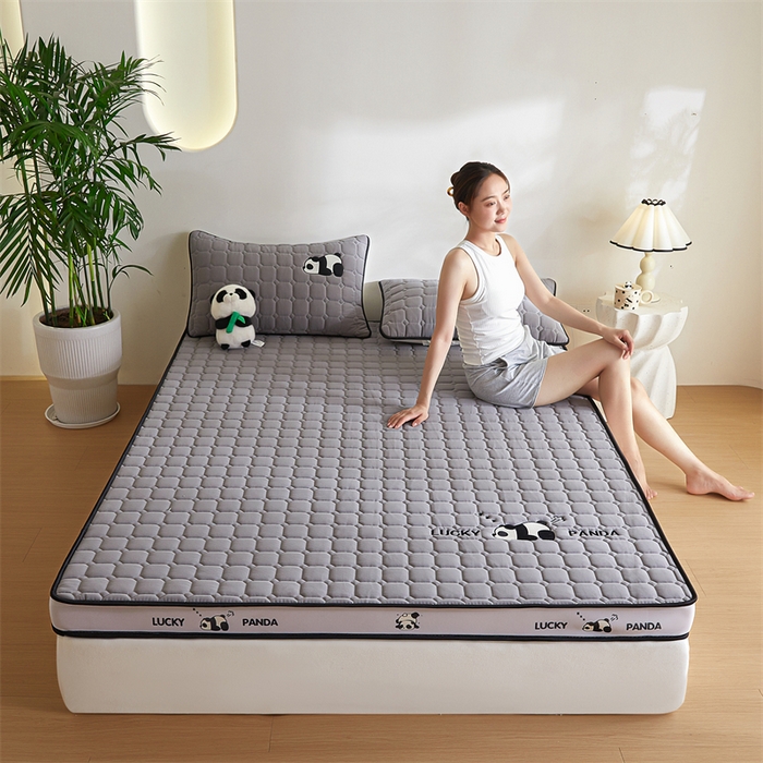 91家纺网 家纺一手货源 找家纺 鑫钰 2024秋冬新款立体乳胶加厚海绵床垫 立体边-趴趴熊猫-相思灰-