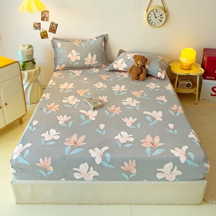 91家纺网 家纺一手货源 找家纺 大柏树 2025新款A类高克重亲肤舒适牛奶绒印花四件套-单床笠可定制 月下花夕-灰