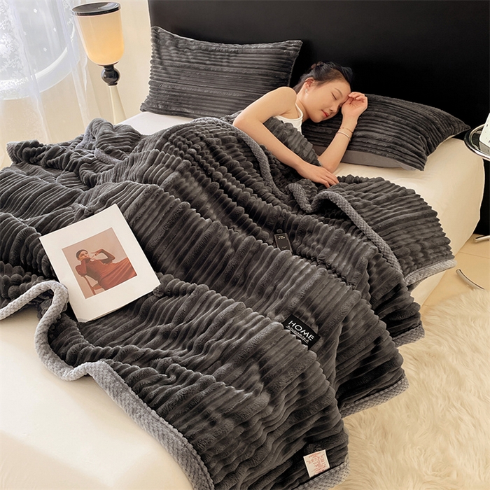91家纺网 家纺一手货源 找家纺 梦舒羽 2025新款子母条兔毛绒毛毯宿舍牛奶绒小被毯 深灰