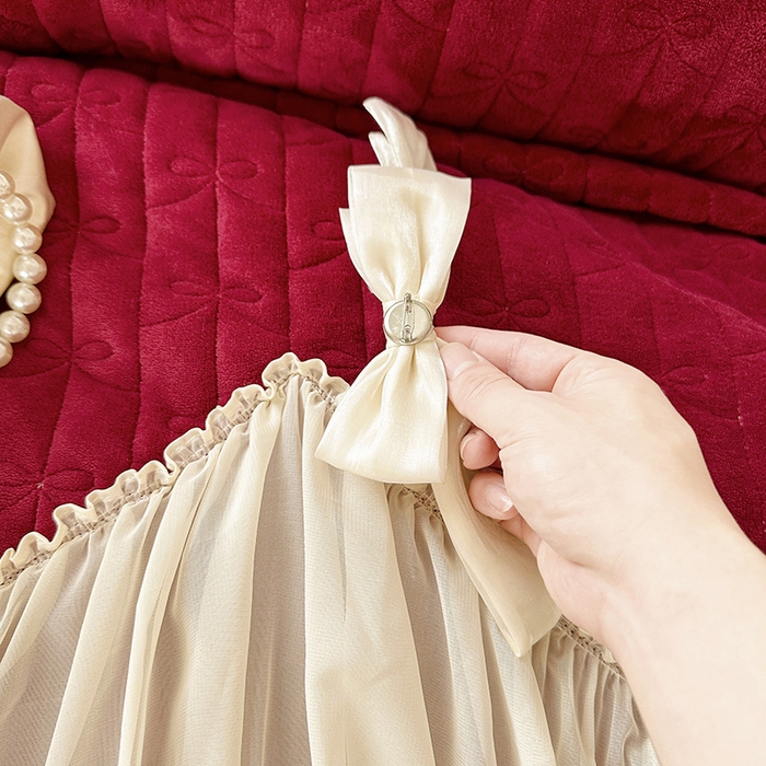 91家纺网 家纺一手货源 找家纺 罗艺轩 2024新款高克重牛奶雪纺边床裙四件套-羽蝶 酒红