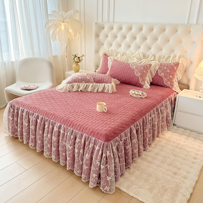 91家纺网 家纺一手货源 找家纺 罗艺轩 2024新款高克重牛奶雪纺边床裙三件套-羽蝶 豆沙红