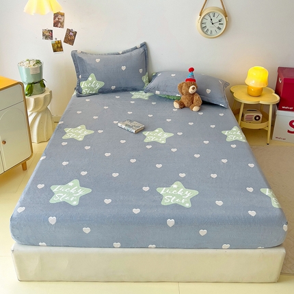 91家纺网 家纺一手货源 找家纺 大柏树 2025新款A类高克重亲肤舒适牛奶绒印花四件套-单床笠可定制 小幸运-深灰