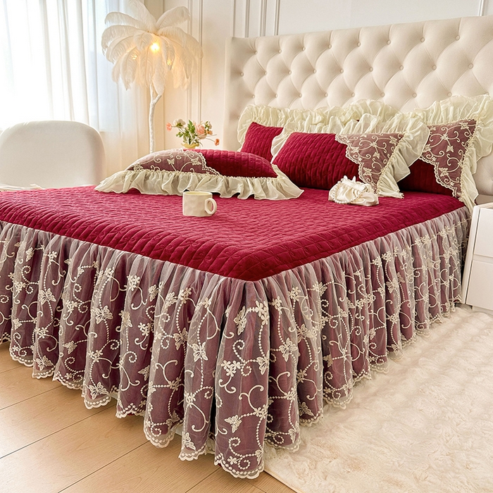 91家纺网 家纺一手货源 找家纺 罗艺轩 2024新款高克重牛奶雪纺边床裙三件套-羽蝶 酒红