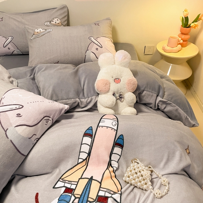 91家纺网 家纺一手货源 找家纺 新方向 2025新款全消光A类儿童牛奶绒四件套-飞行游 飞行游-灰