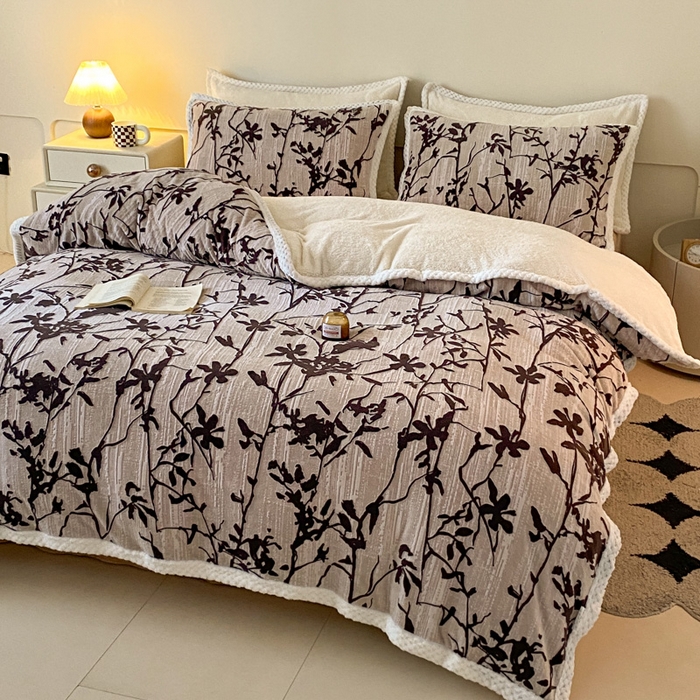 91家纺网 家纺一手货源 找家纺 2024新款简约包边全消光雕花牛奶绒兔兔绒四件套雕花包边绒-踪叶-米咖