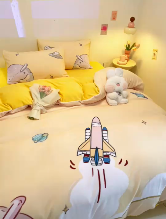91家纺网 家纺一手货源 找家纺 新方向 2025新款全消光A类儿童牛奶绒四件套-飞行游 飞行游-黄