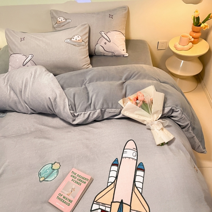 91家纺网 家纺一手货源 找家纺 新方向 2025新款全消光A类儿童牛奶绒四件套-飞行游 飞行游-灰