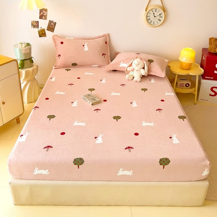 91家纺网 家纺一手货源 找家纺 大柏树 2025新款A类高克重亲肤舒适牛奶绒印花四件套-单床笠可定制 蘑菇屋