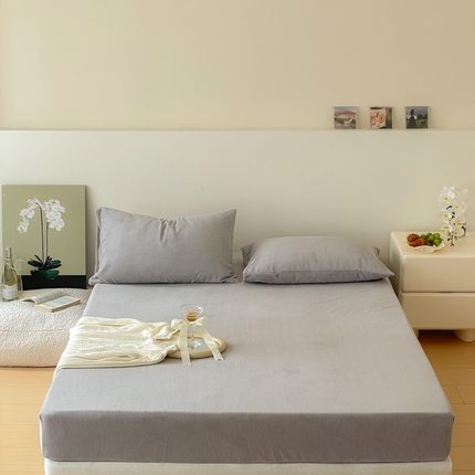 91家纺网 家纺一手货源 找家纺 三味舒屋 2025新款条纹牛奶绒床笠三件套 紫藤灰