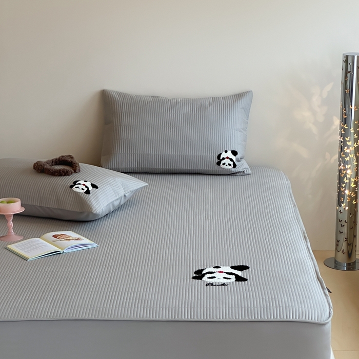 91家纺网 家纺一手货源 找家纺 三味舒屋 2024新款萌系卡通毛巾绣夹棉床笠 熊猫卡卡灰