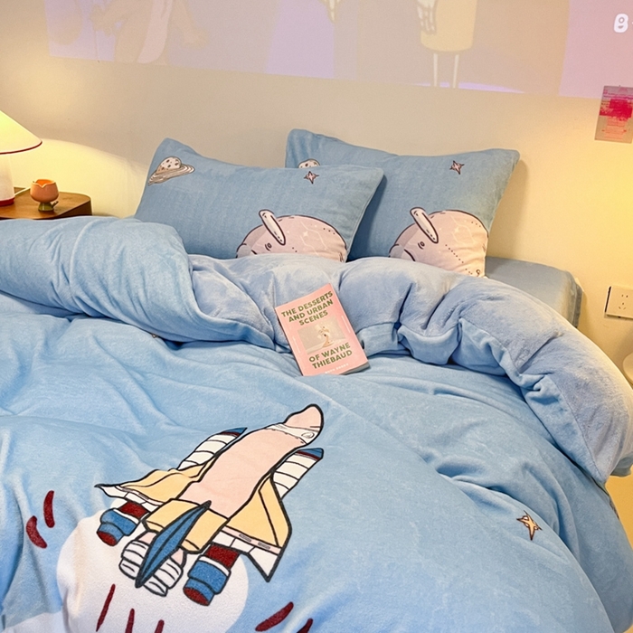 91家纺网 家纺一手货源 找家纺 新方向 2025新款全消光A类儿童牛奶绒四件套-飞行游 飞行游-蓝