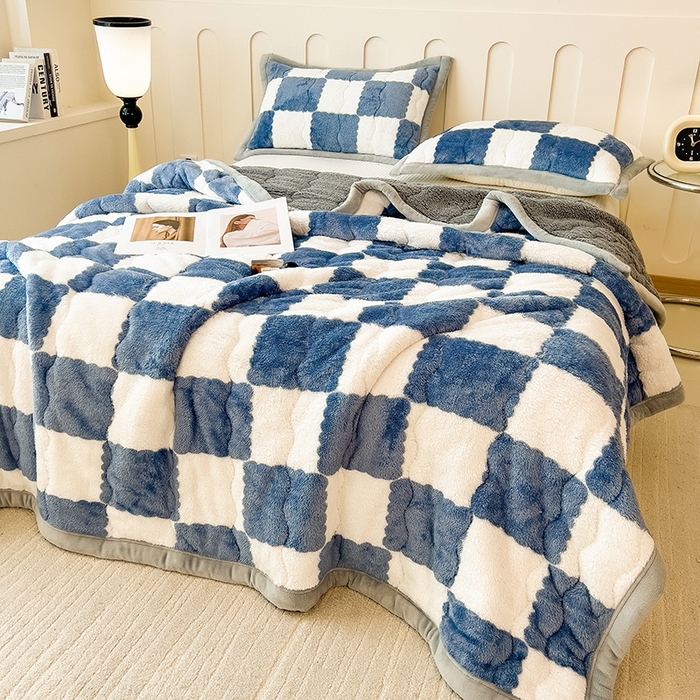 91家纺网 家纺一手货源 找家纺 慕木家纺 2025新款A类北极绒棋盘格三层夹棉双面毛毯 三层夹棉毛毯-棋盘格深海蓝+灰