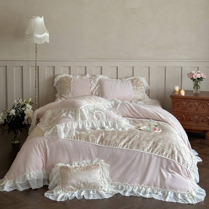 91家纺网 家纺一手货源 找家纺 凯儿家纺 2024新款全消光牛奶绒法式公主风花边工艺款四件套 少女的祈祷-粉