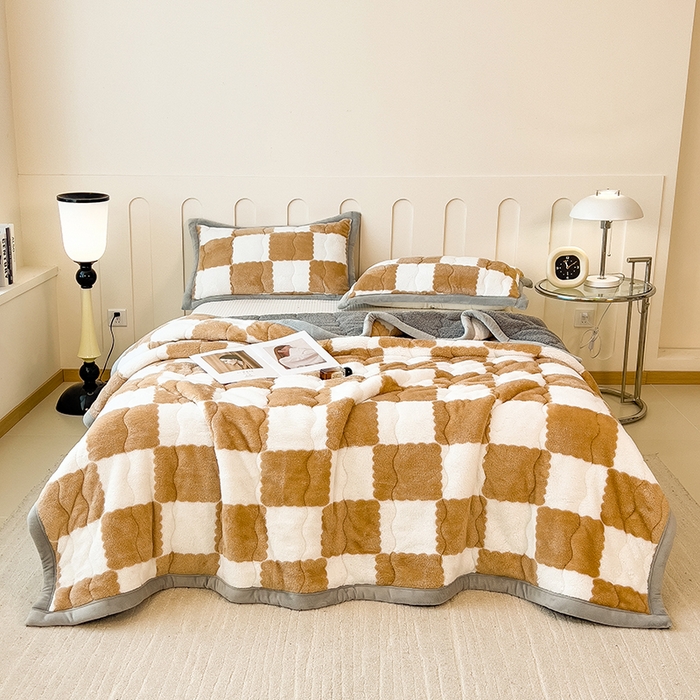 91家纺网 家纺一手货源 找家纺 慕木家纺 2025新款A类北极绒棋盘格三层夹棉双面毛毯 三层夹棉毛毯-棋盘格奶油咖+灰