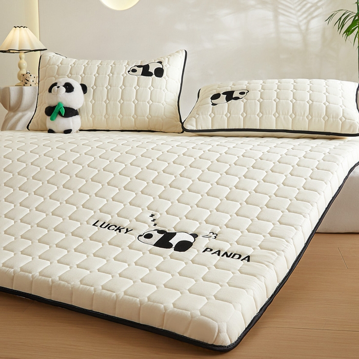 91家纺网 家纺一手货源 找家纺 鑫钰 2024秋冬新款单边乳胶加厚硬质棉家用床垫 单边-趴趴熊猫-玉石白