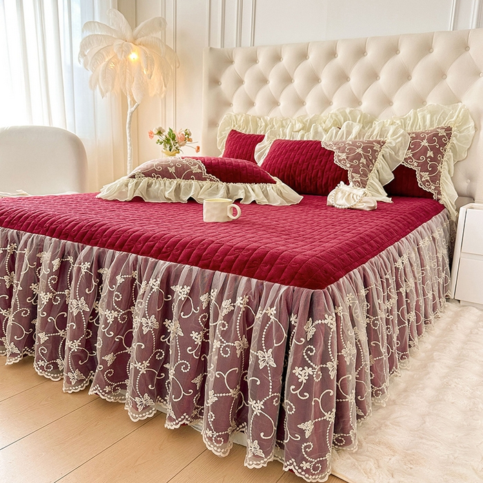 91家纺网 家纺一手货源 找家纺 罗艺轩 2024新款高克重牛奶雪纺边床裙三件套-羽蝶 酒红