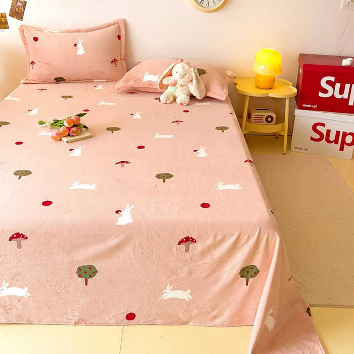 91家纺网 家纺一手货源 找家纺 大柏树 2025新款A类高克重亲肤舒适牛奶绒印花四件套-单床单可定制 蘑菇屋