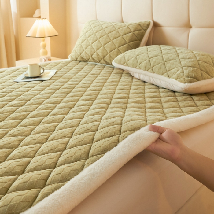 91家纺网 家纺一手货源 找家纺 鑫钰 2024新款菱形格牛奶绒宝宝绒烂花床褥 菱形格-茶绿