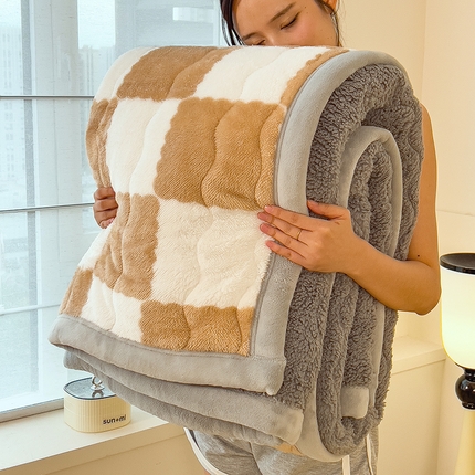 91家纺网 家纺一手货源 找家纺 （总）慕木家纺 2025新款A类北极绒棋盘格三层夹棉双面毛毯（可供跨境外贸抽空爆款首选）