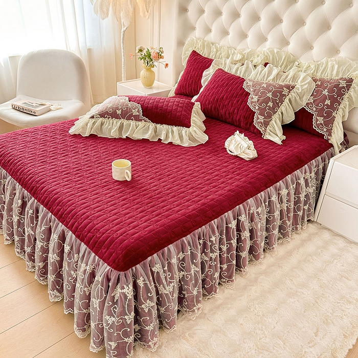 91家纺网 家纺一手货源 找家纺 罗艺轩 2024新款高克重牛奶雪纺边床裙三件套-羽蝶 酒红