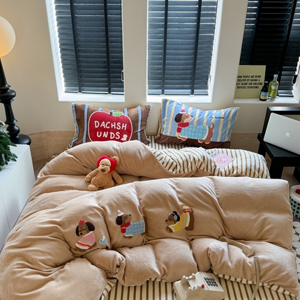 91家纺网 家纺一手货源 找家纺 （总）柚子YOUTH 2024新款牛奶绒四件套-三小只毛巾绣系列