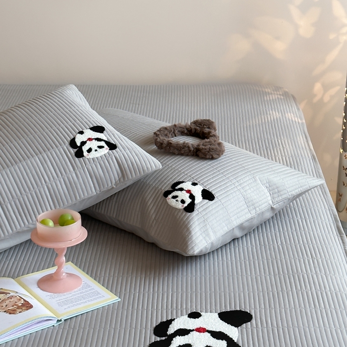 91家纺网 家纺一手货源 找家纺 三味舒屋 2024新款萌系卡通毛巾绣夹棉床笠 熊猫卡卡灰