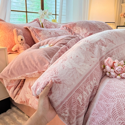 91家纺网 家纺一手货源 找家纺 （总）2025新款A类高克重牛奶绒着色烂花绒雕花绒系列-四件套