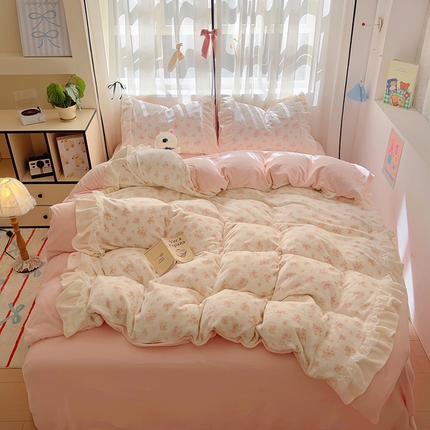 91家纺网 家纺一手货源 找家纺 山茶家纺 2024新款高克重牛奶绒印花花边四件套-场景二 蕾丝花边-花语-粉