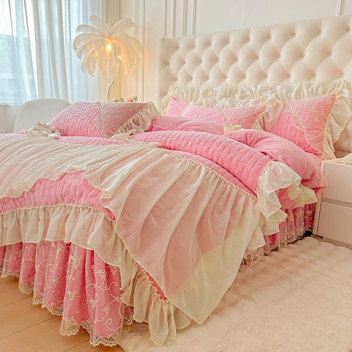 91家纺网 家纺一手货源 找家纺 罗艺轩 2024新款高克重牛奶雪纺边床裙四件套-羽蝶 少女粉