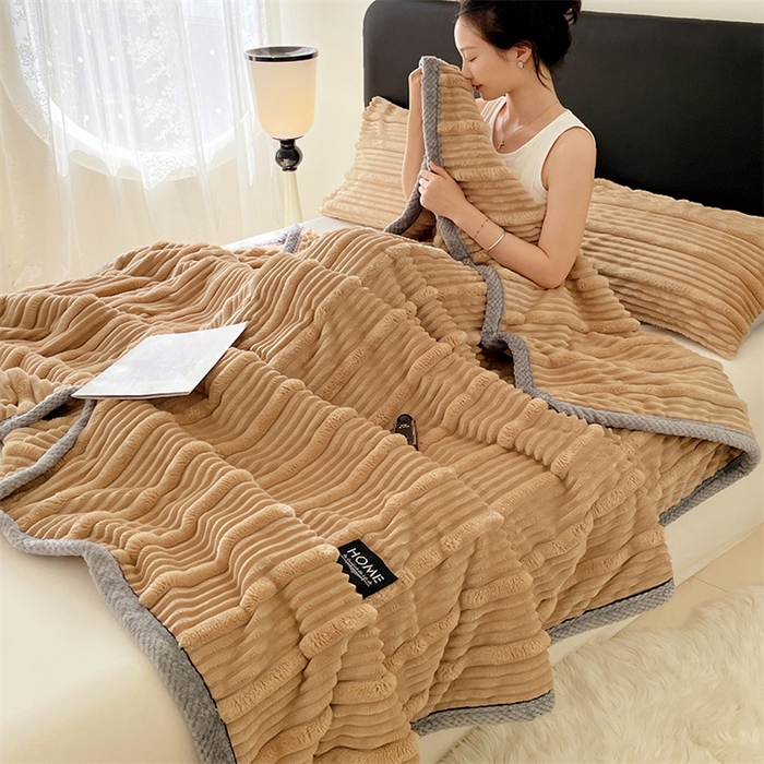 91家纺网 家纺一手货源 找家纺 梦舒羽 2025新款子母条兔毛绒毛毯宿舍牛奶绒小被毯 卡其色